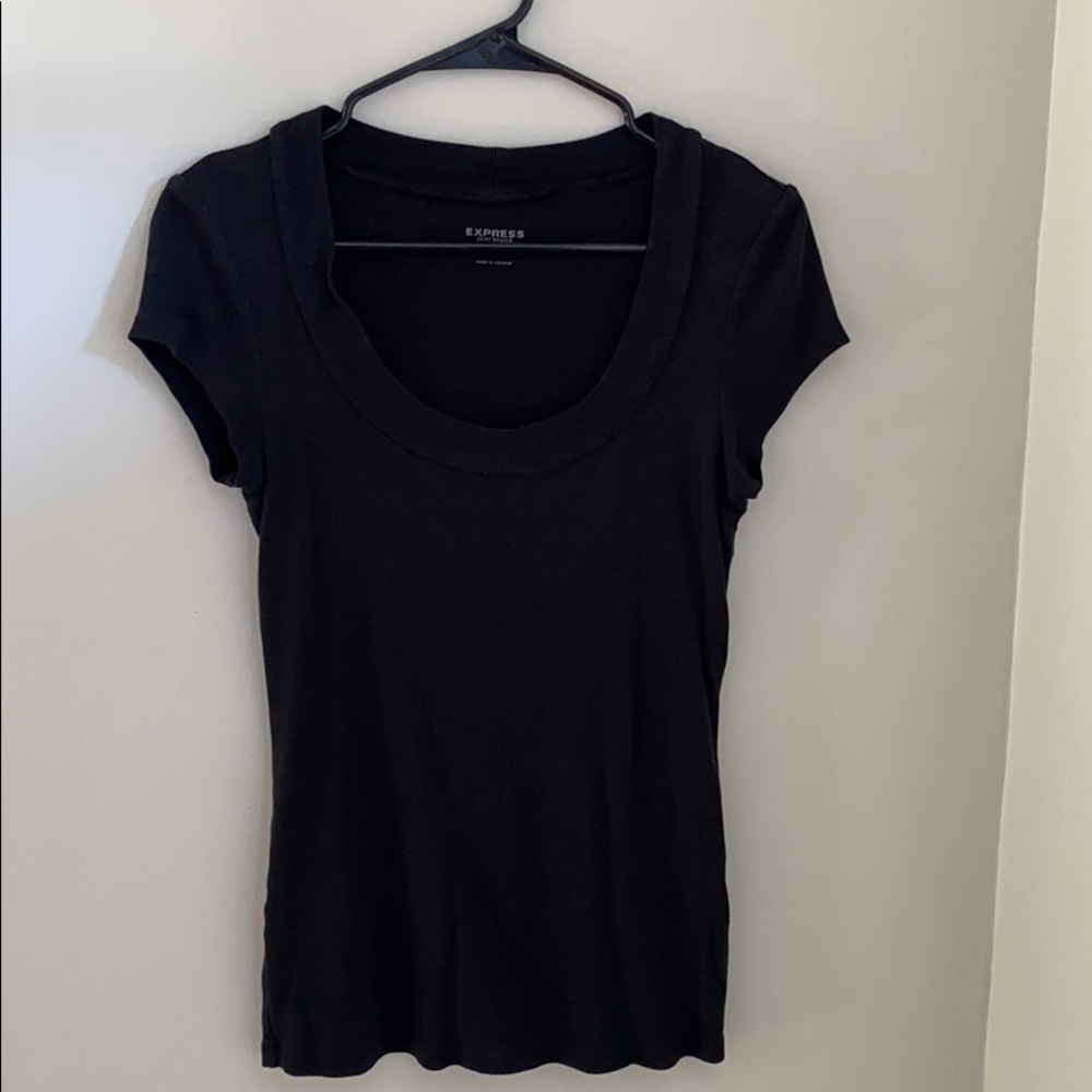 Black ribbed scoop neck black T-shirt